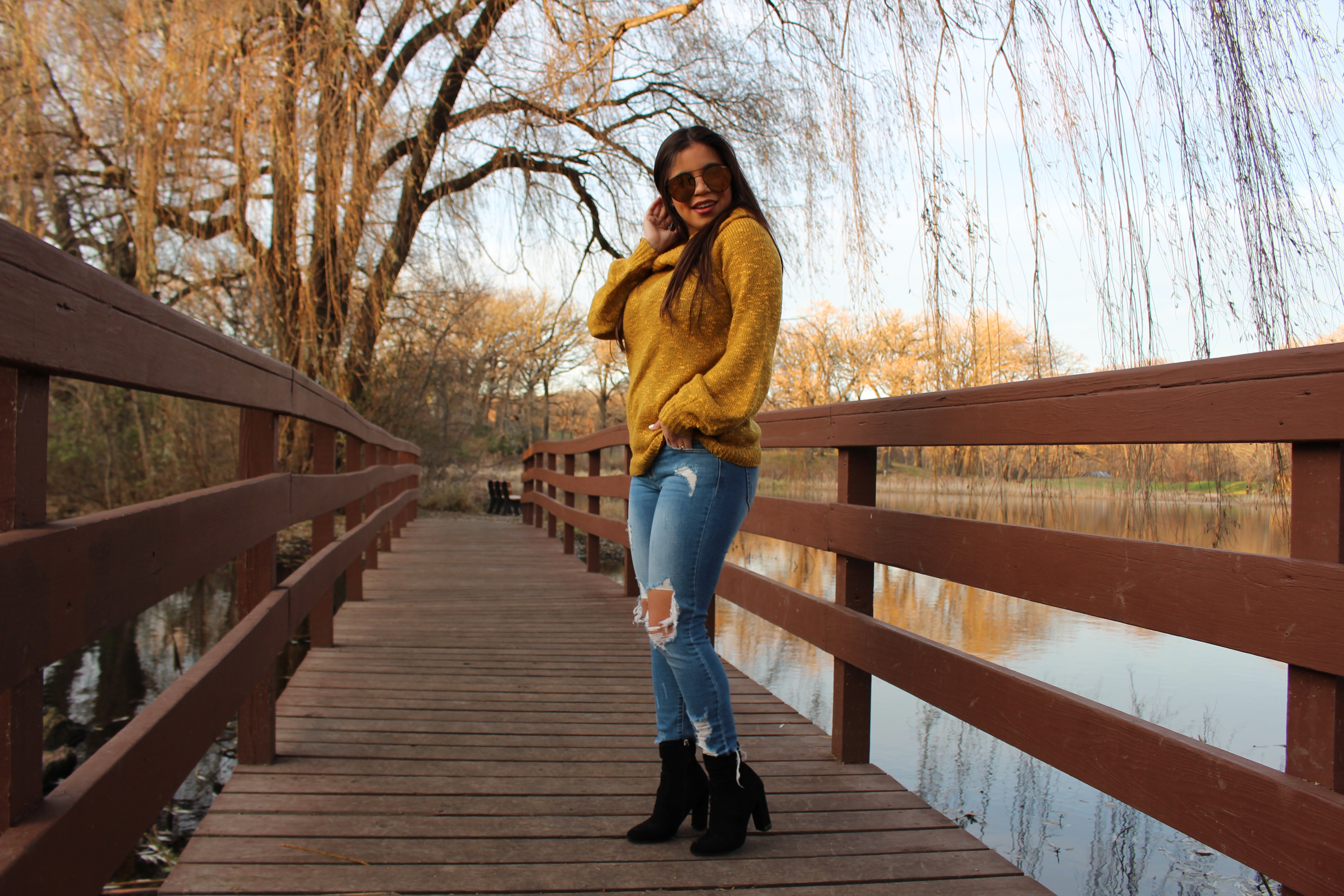 sweater mostaza cut out jeans fall outfit OOTD perfect fall outfit steve madden booties quay australia sunglasses indio by alejandra avila tufashionpetite