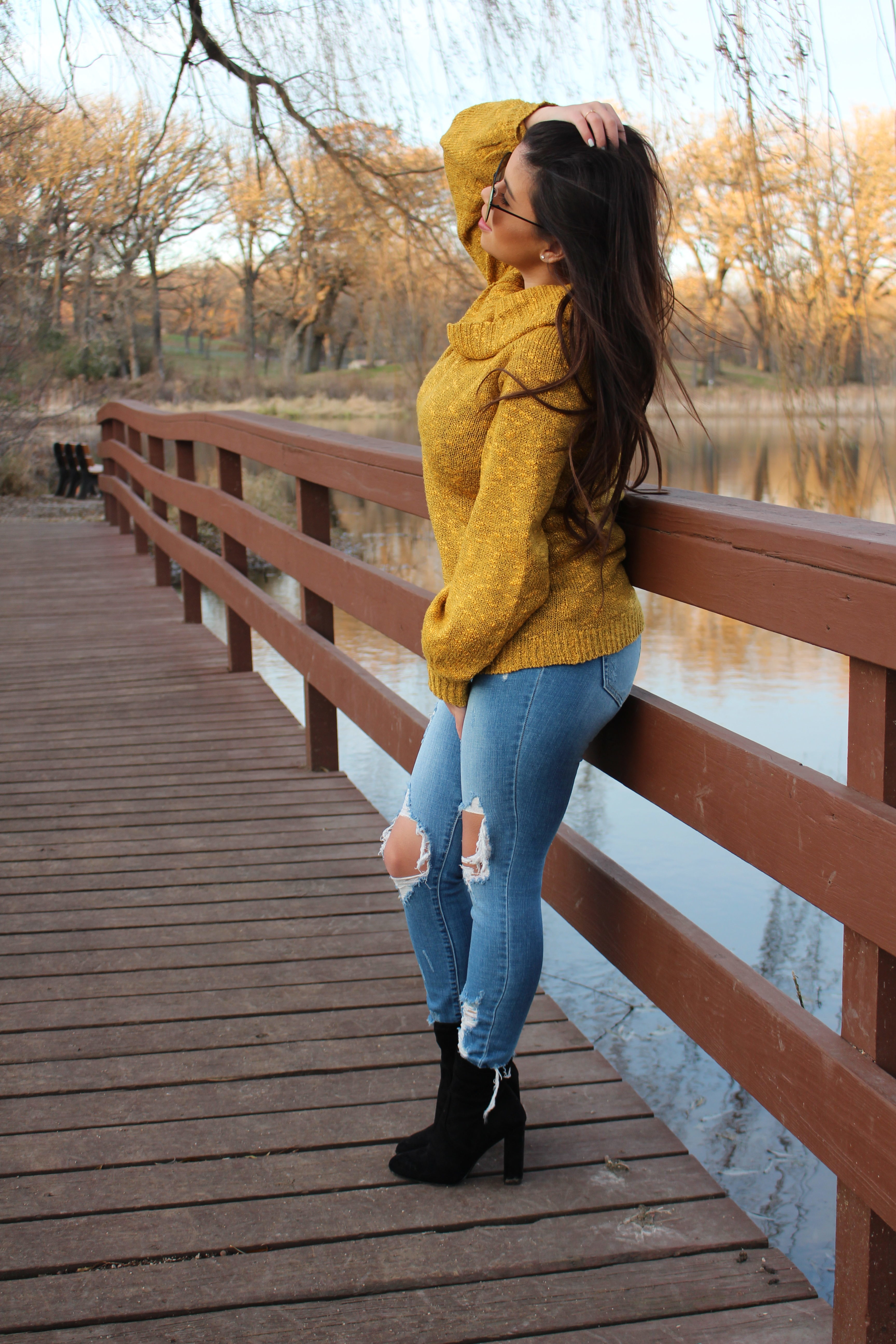 sweater mostaza cut out jeans fall outfit OOTD perfect fall outfit steve madden booties quay australia sunglasses indio by alejandra avila tufashionpetite